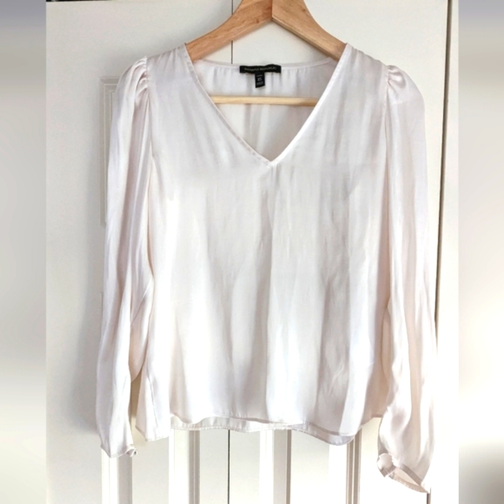 Banana Republic silky white v-neck blouse petite XS